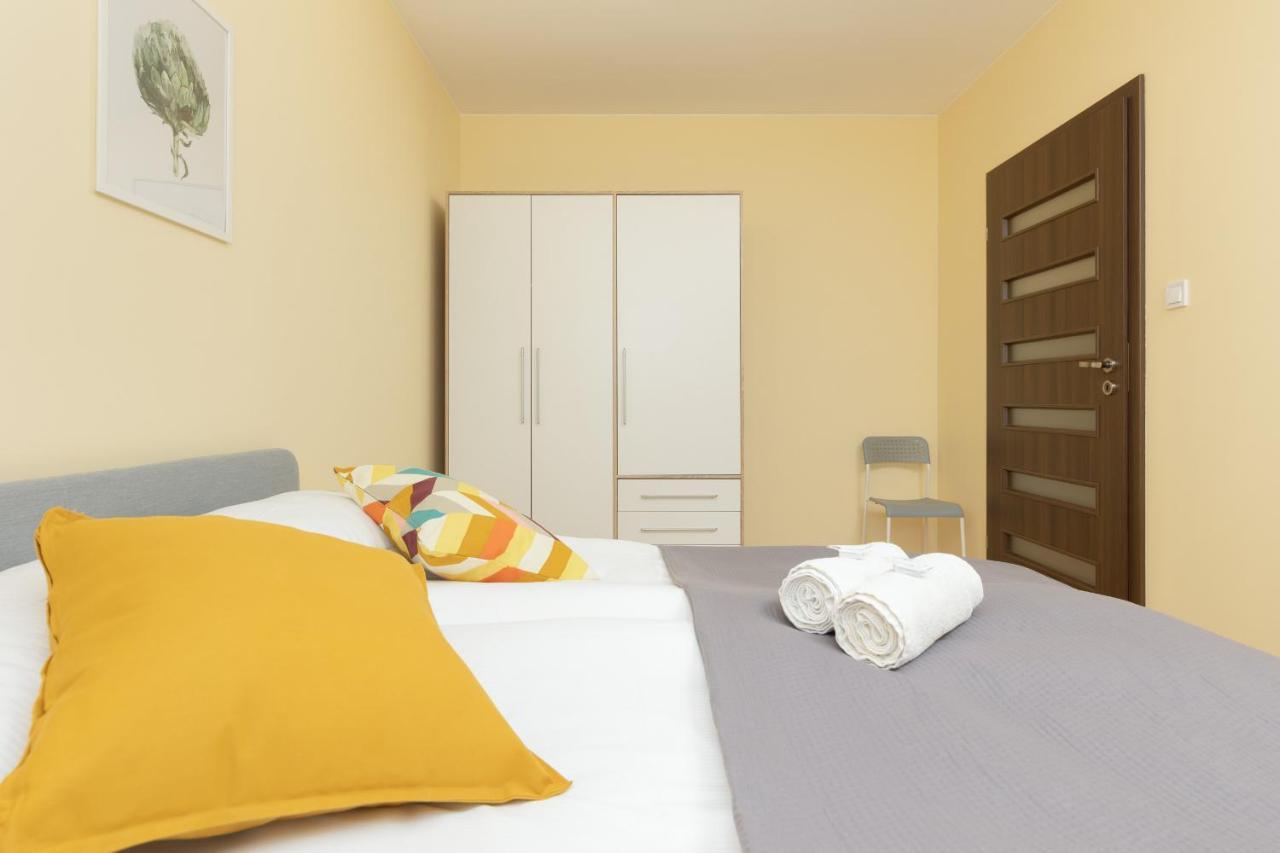 Praga Family With Parking By Renters Apartment
