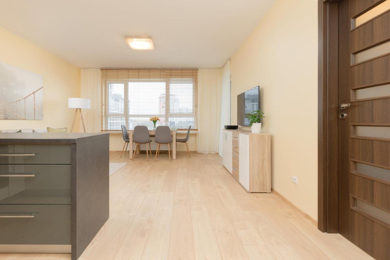 Praga Family With Parking By Renters