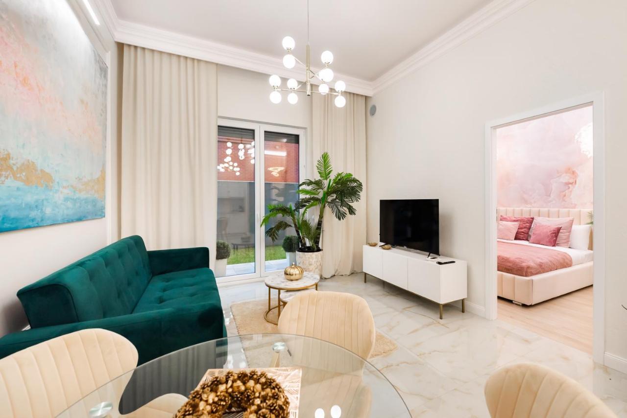 New Praga Ladies' & Gentlemen's Apartment