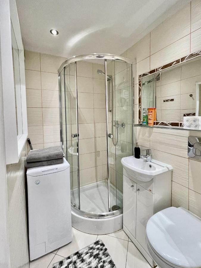 Apartment 4 Metro Wifi 70'tv Netflix Appletv Warsaw