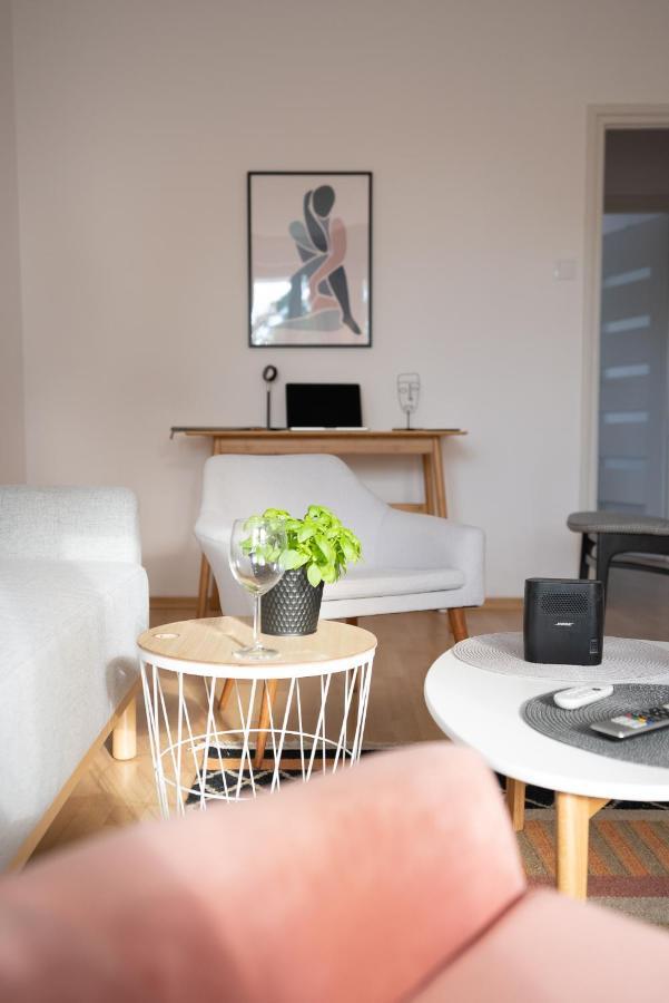 Spacious, Quiet And Bright Apartment, Close Center, Parking, Air-conditioned Warszawa