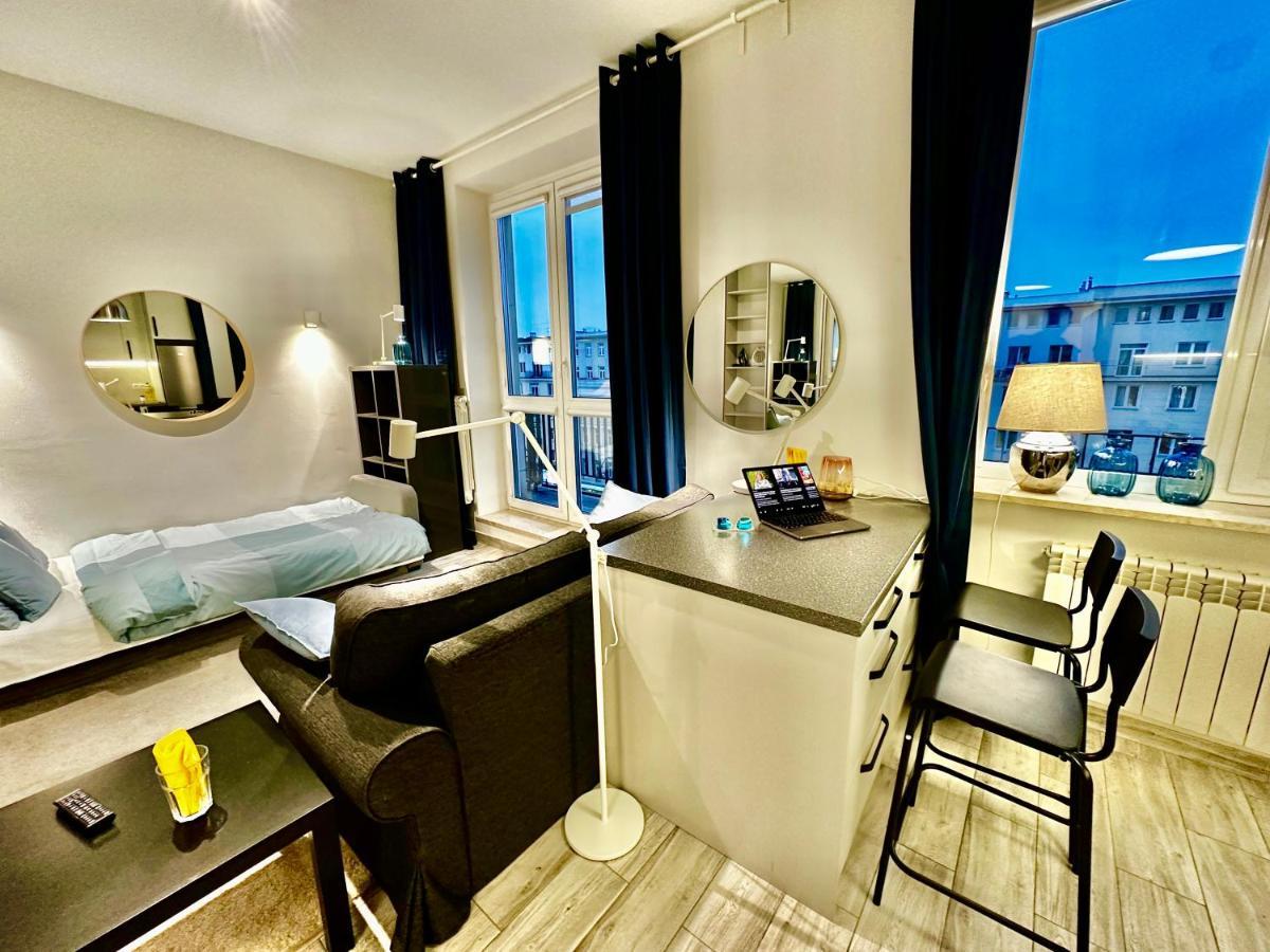 Super Forum 2 Metro Fast Wifi Netflix, Hbo, Appletv Apartment *
