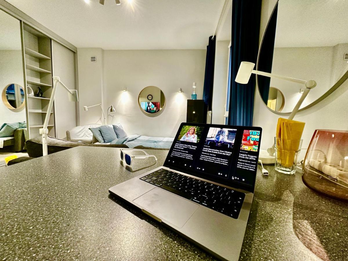 Super Forum 2 Metro Fast Wifi Netflix, Hbo, Appletv *