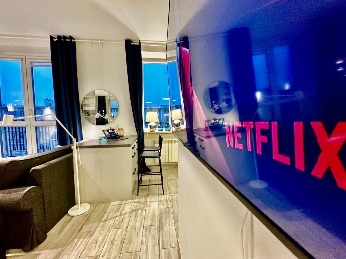 Super Forum 2 Metro Fast Wifi Netflix, Hbo, Appletv *