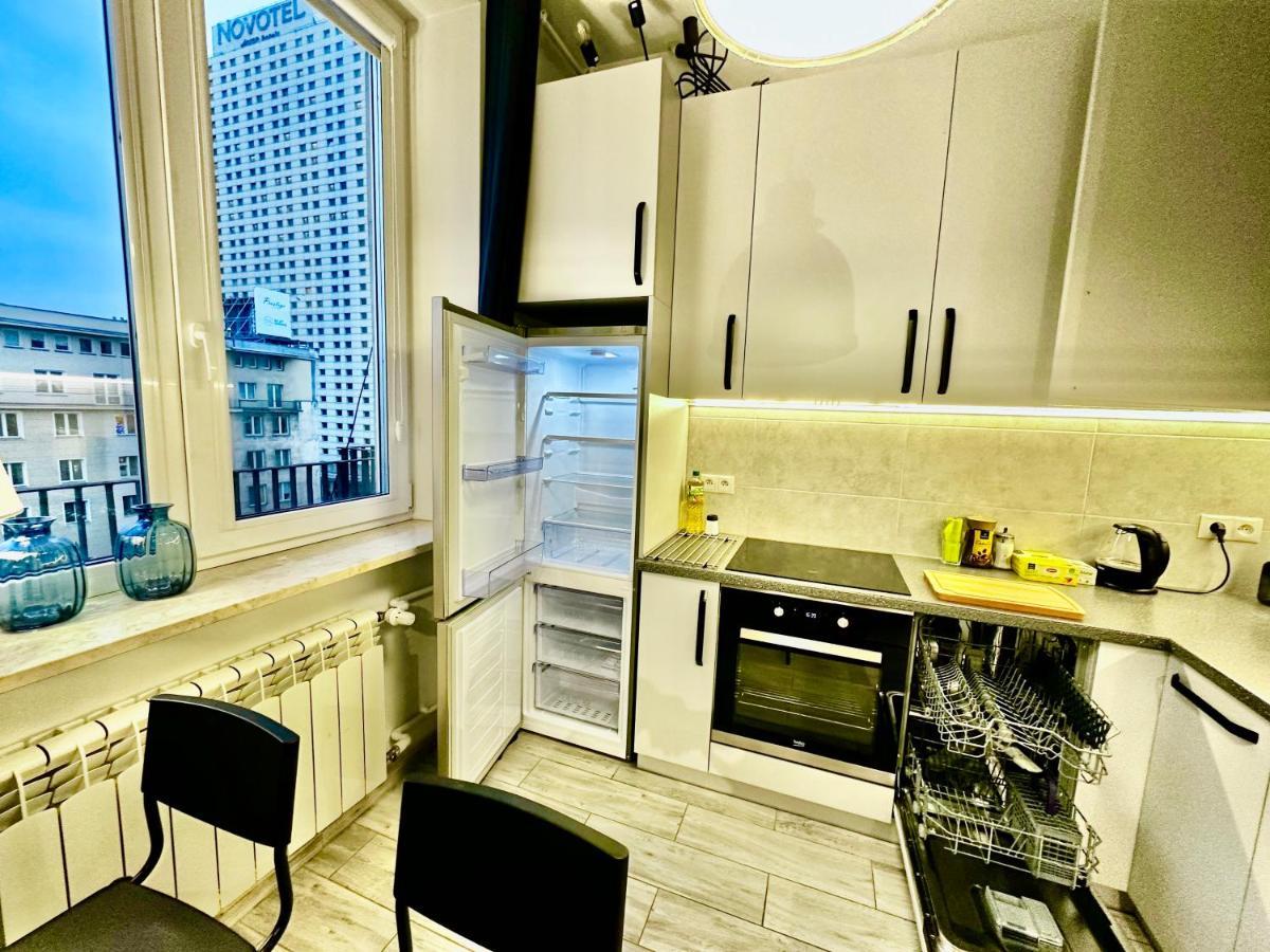 Super Forum 2 Metro Fast Wifi Netflix, Hbo, Appletv Apartment *