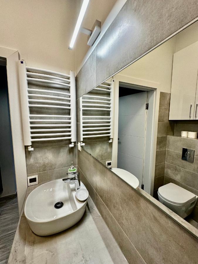 Super Forum 2 Metro Fast Wifi Netflix, Hbo, Appletv Apartment Warsaw