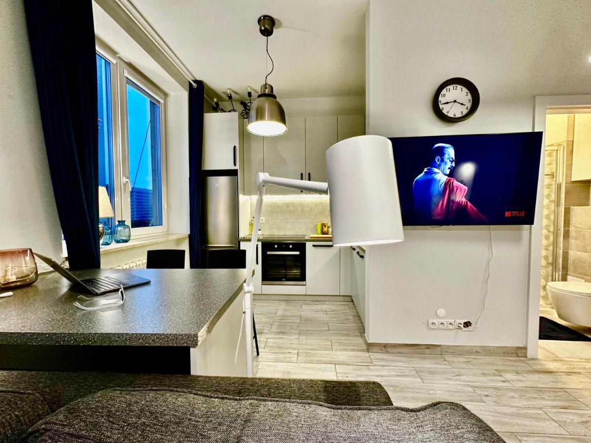 Super Forum 2 Metro Fast Wifi Netflix, Hbo, Appletv Apartamento