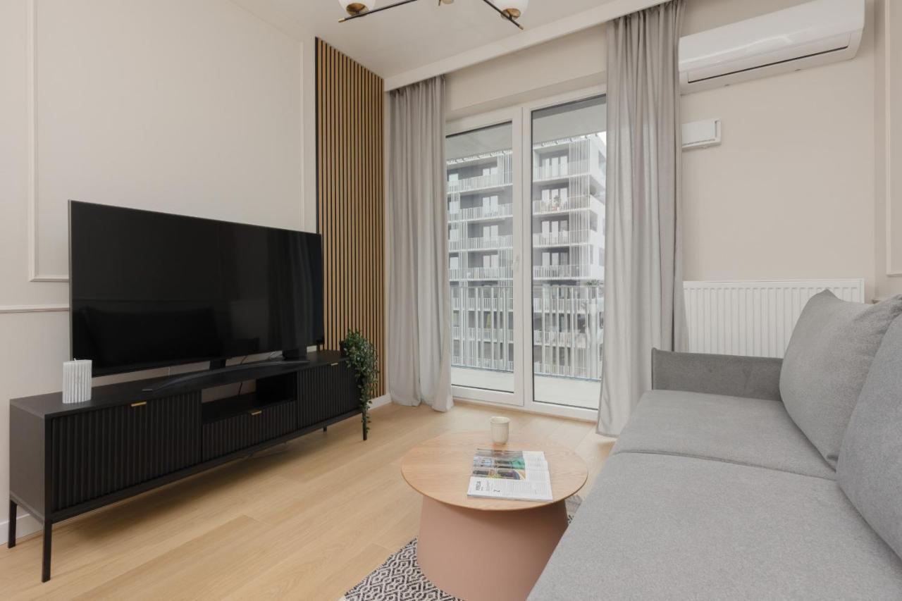 Wola Spacious Flat With Air Conditioning & Balcony By Renters Căn hộ