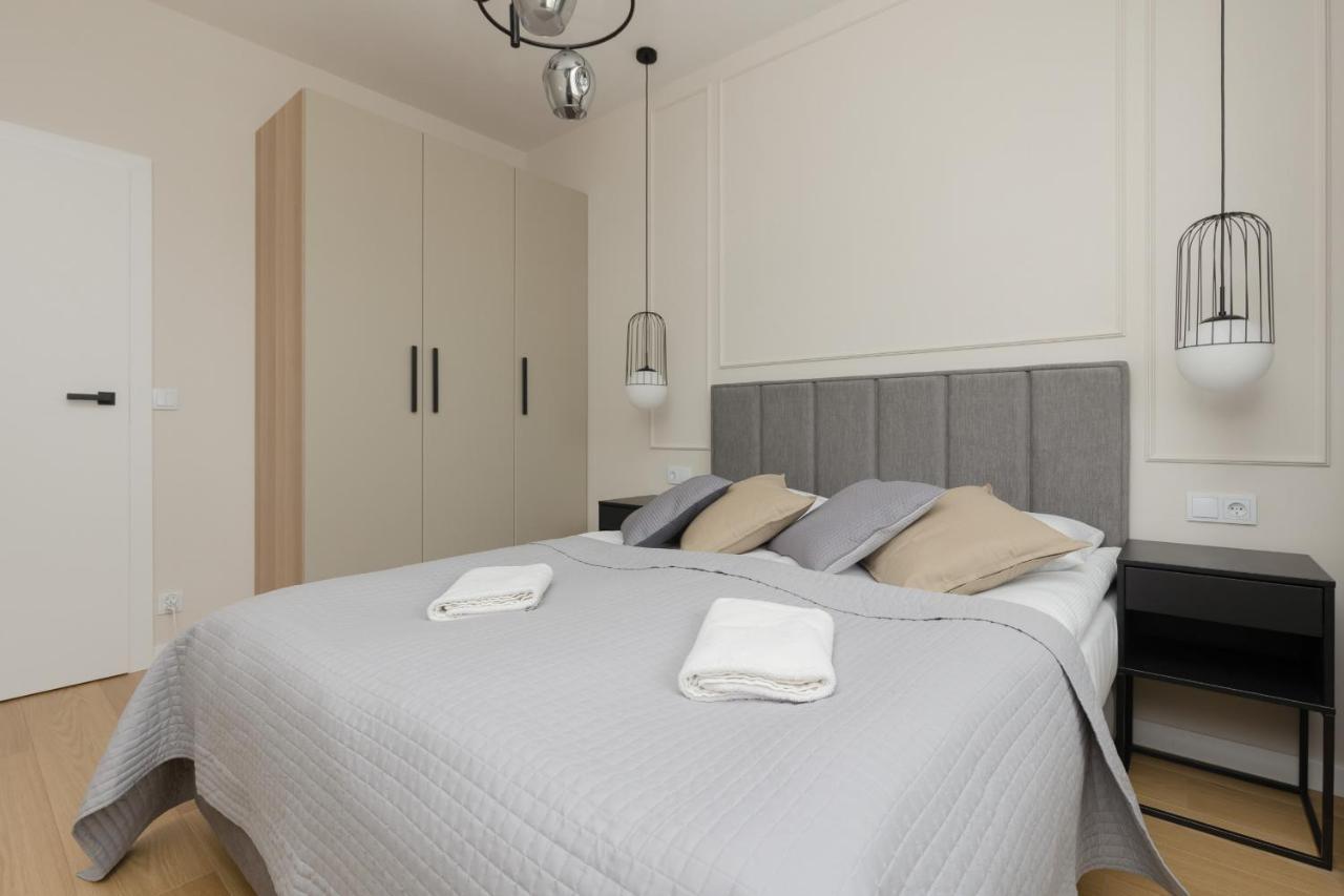 Wola Spacious Flat With Air Conditioning & Balcony By Renters Warsaw