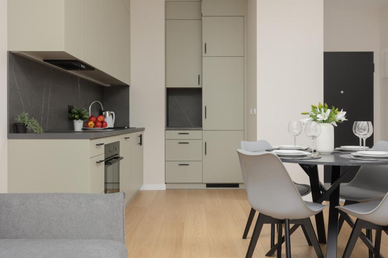 Wola Spacious Flat With Air Conditioning & Balcony By Renters Căn hộ