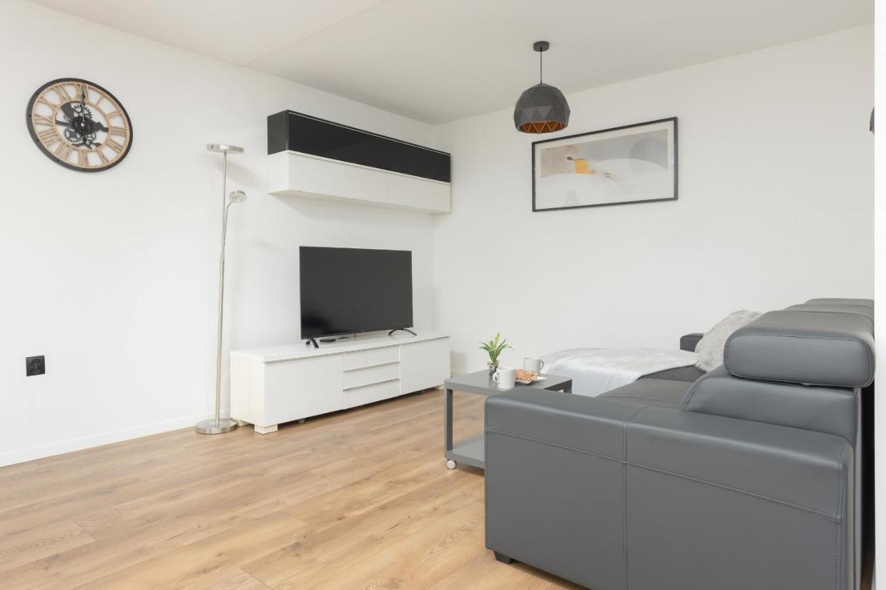 Apartment Ochota Spacious With Parking By Renters Warsaw
