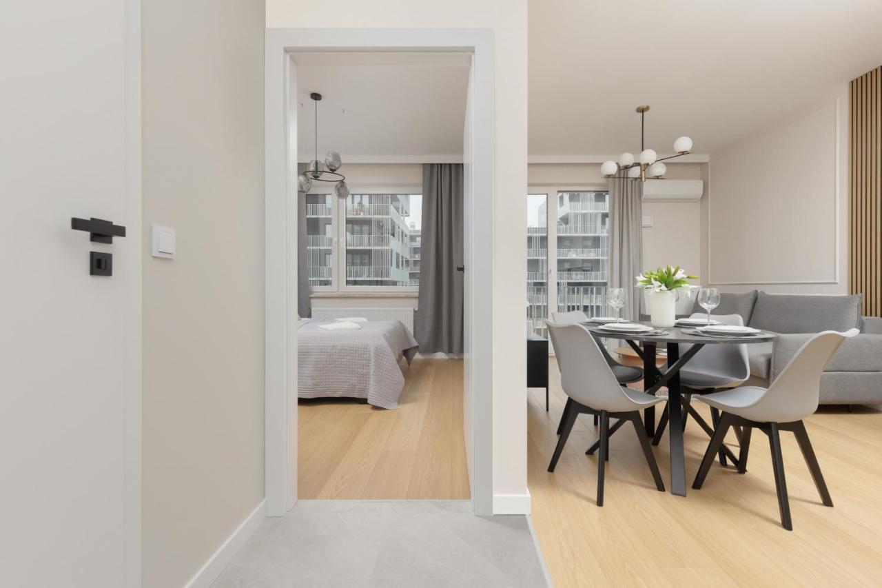 Wola Spacious Flat With Air Conditioning & Balcony By Renters Warsaw