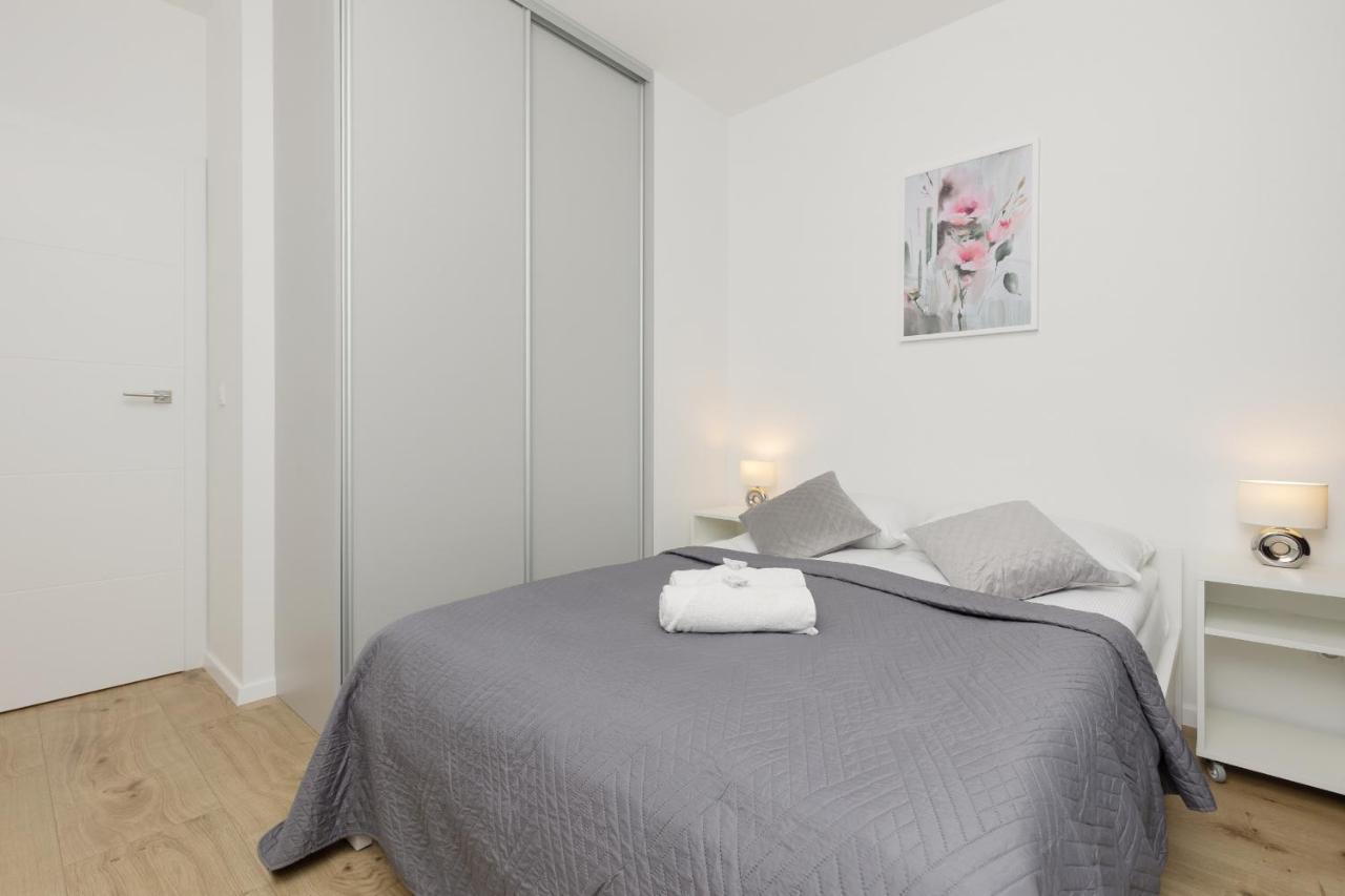 Two-bedroom Elegant With Parking Praga By Renters Warszawa
