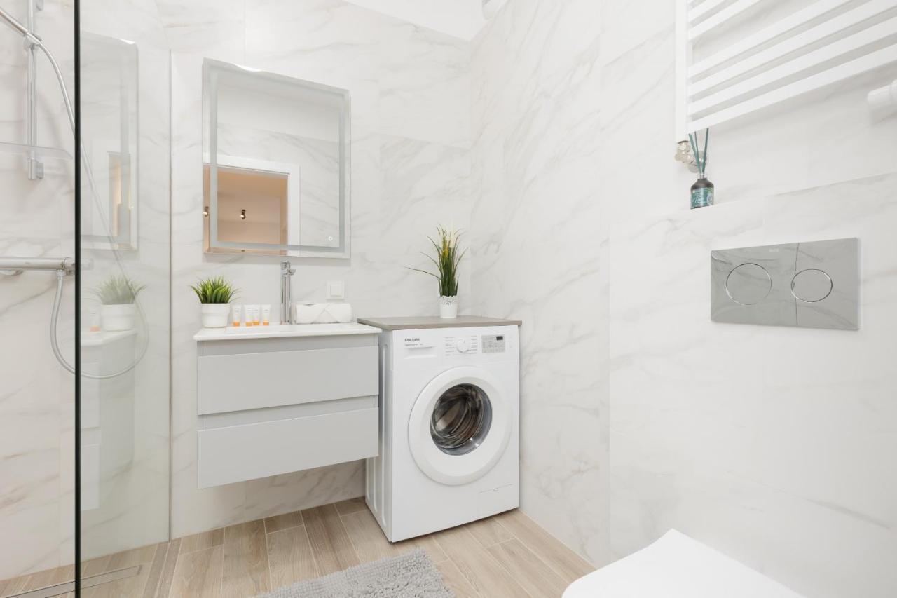 Two-bedroom Elegant With Parking Praga By Renters * Warszawa