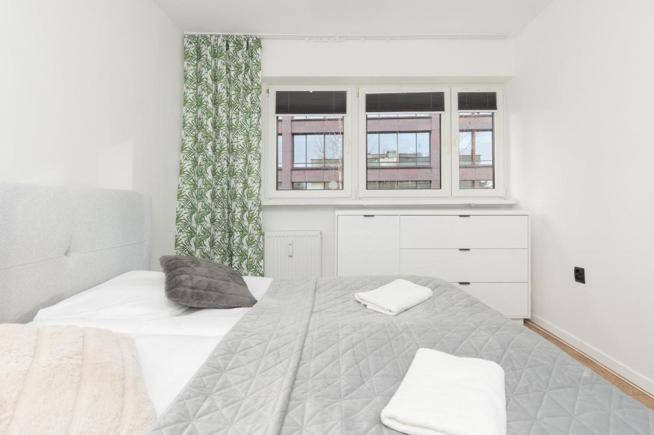 Ochota Spacious With Parking By Renters Warsaw