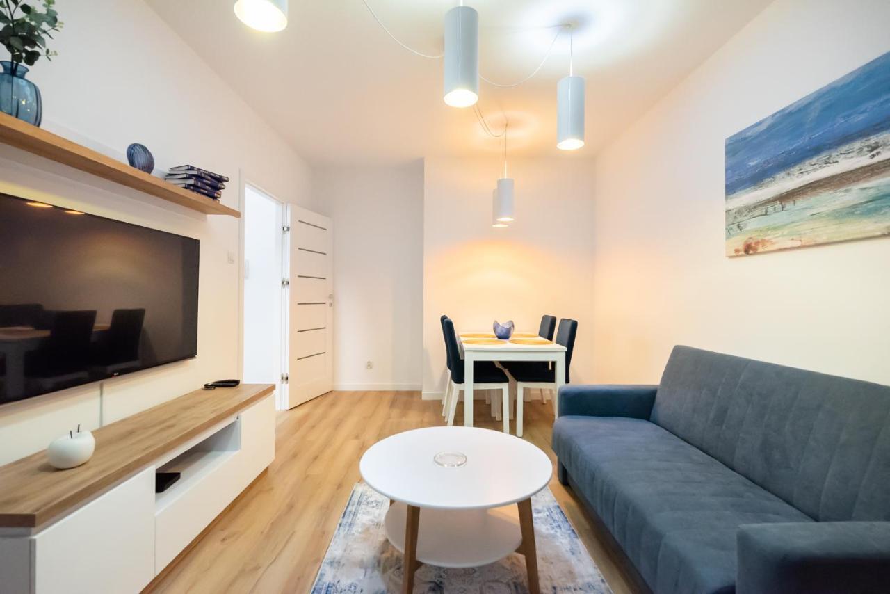 Bliska Wola Navy Blue Business Apartment Warsaw