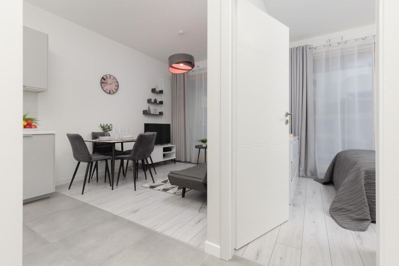 Elegant With Balcony & Bathtub Wola By Renters Apartament *