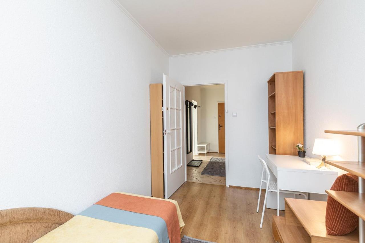 Room, Pirenejska 20 Cozy Apartamento *