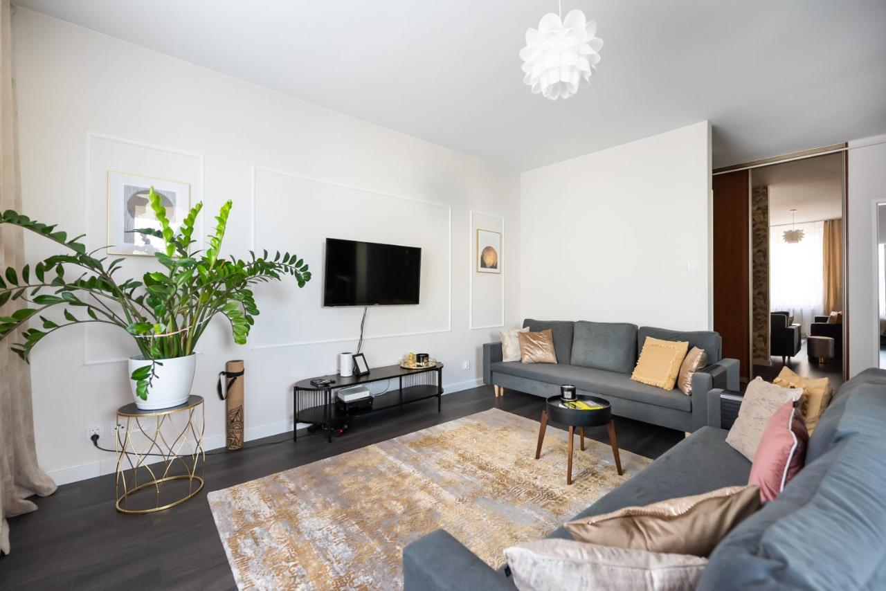 Wola Park Lovely - Near Metro Apartment *