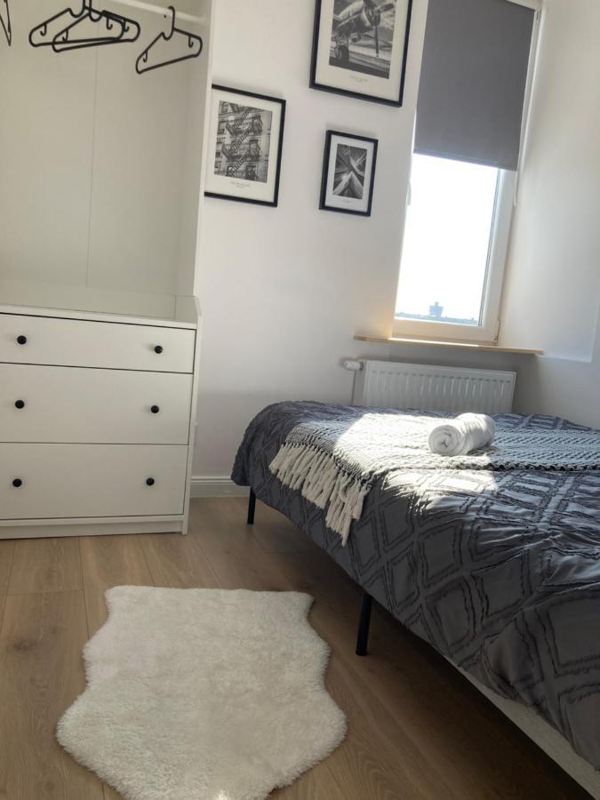 Cozy Downtown Srodmiescie Apartment: Entertainment Hub With Wi-fi