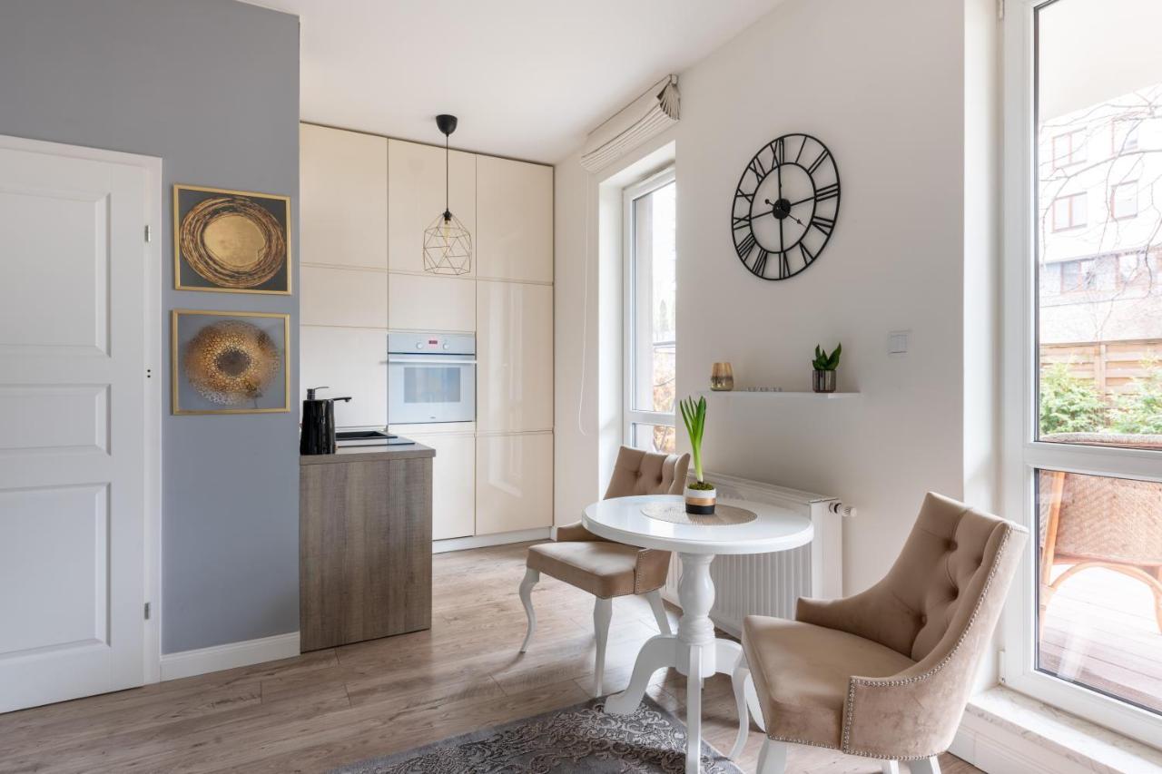 Căn hộ Kierbedzia 6 - Bezplatny Podziemny Parking - Free Parking - Piekny Ogrodek Z Tarasem - 2km Lazienki Krolewskie - Wifi - Smart Tv 50 Cali - Good *