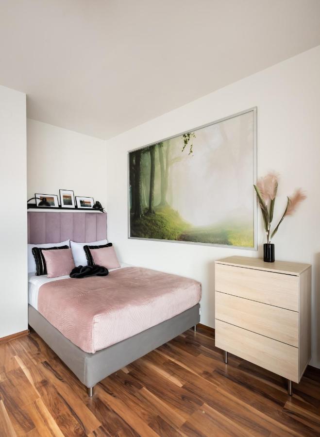 Wola 8th Floor Rose Apartment Warsaw
