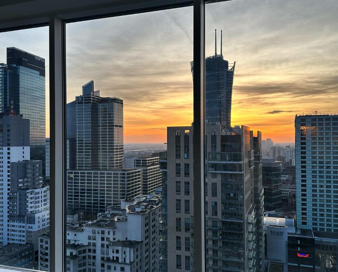 Căn hộ Luxurious Unique Tower With Skyline By Renters Prestige