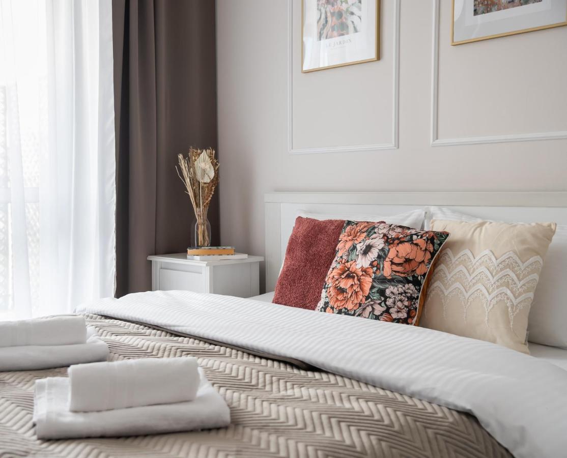 Wola Park Lovely - Near Metro Apartment *
