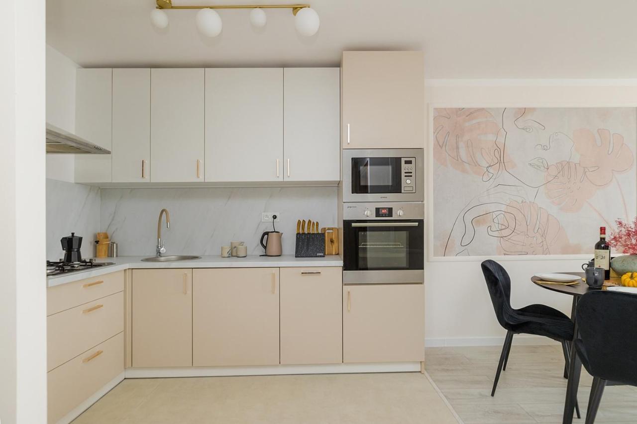 Dja Chlodna, Wola Apartment