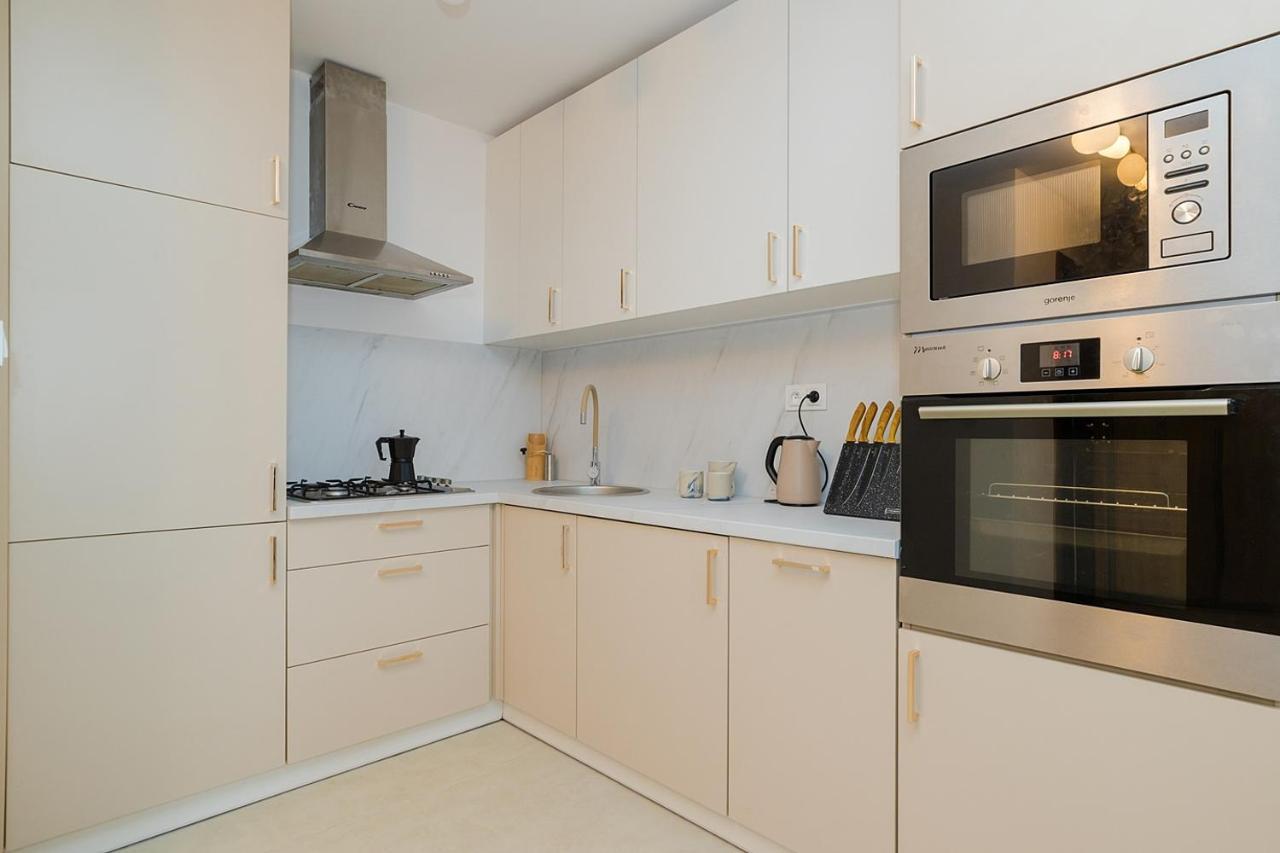Dja Chlodna, Wola Apartment