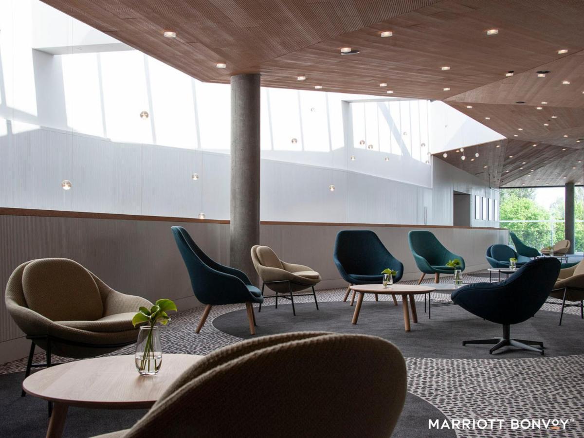 Renaissance Airport Khách sạn 5*