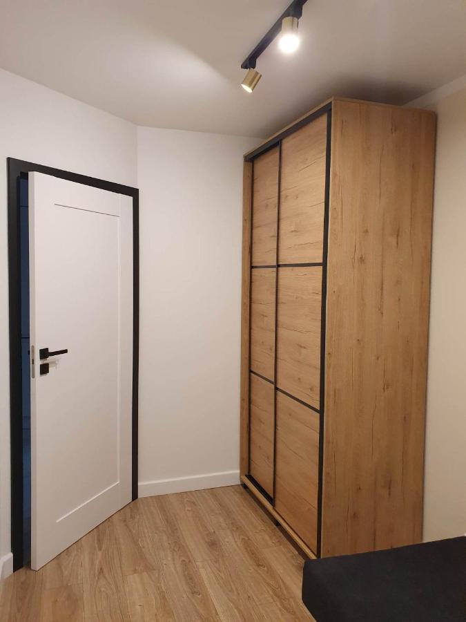 Homestay 3 Pokojowy Lub W Mieszkaniu W Nowym Bloku Warsaw