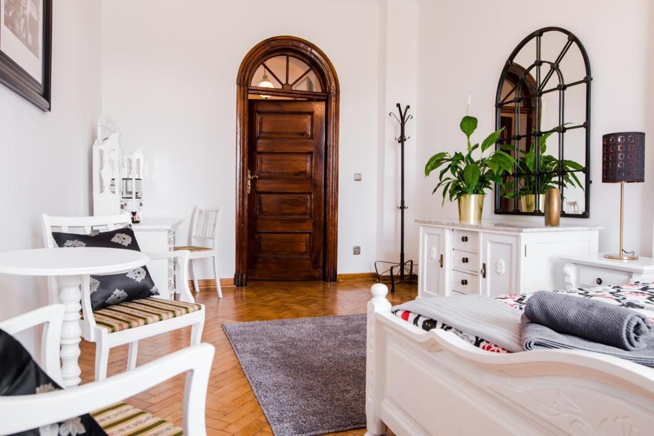 Pensjonat Halby Luxury Chmielna 73b *