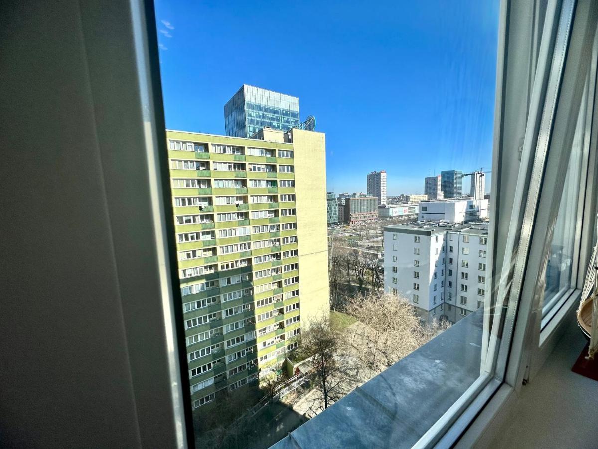 White 2 Metro Wifi 600 Mbs 75'tv Netflix, Disney+ Hbo Warszawa