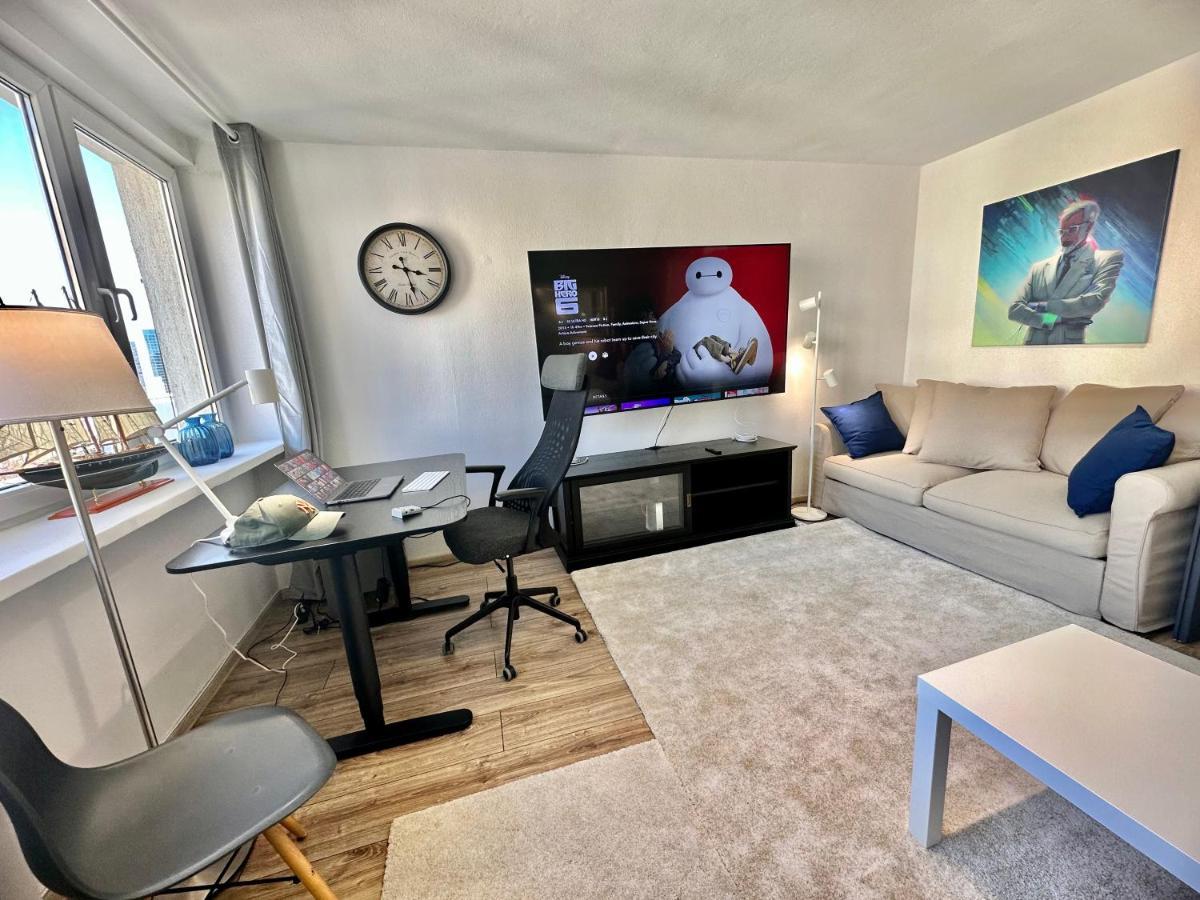 White 2 Metro Wifi 600 Mbs 75'tv Netflix, Disney+ Hbo Apartament *
