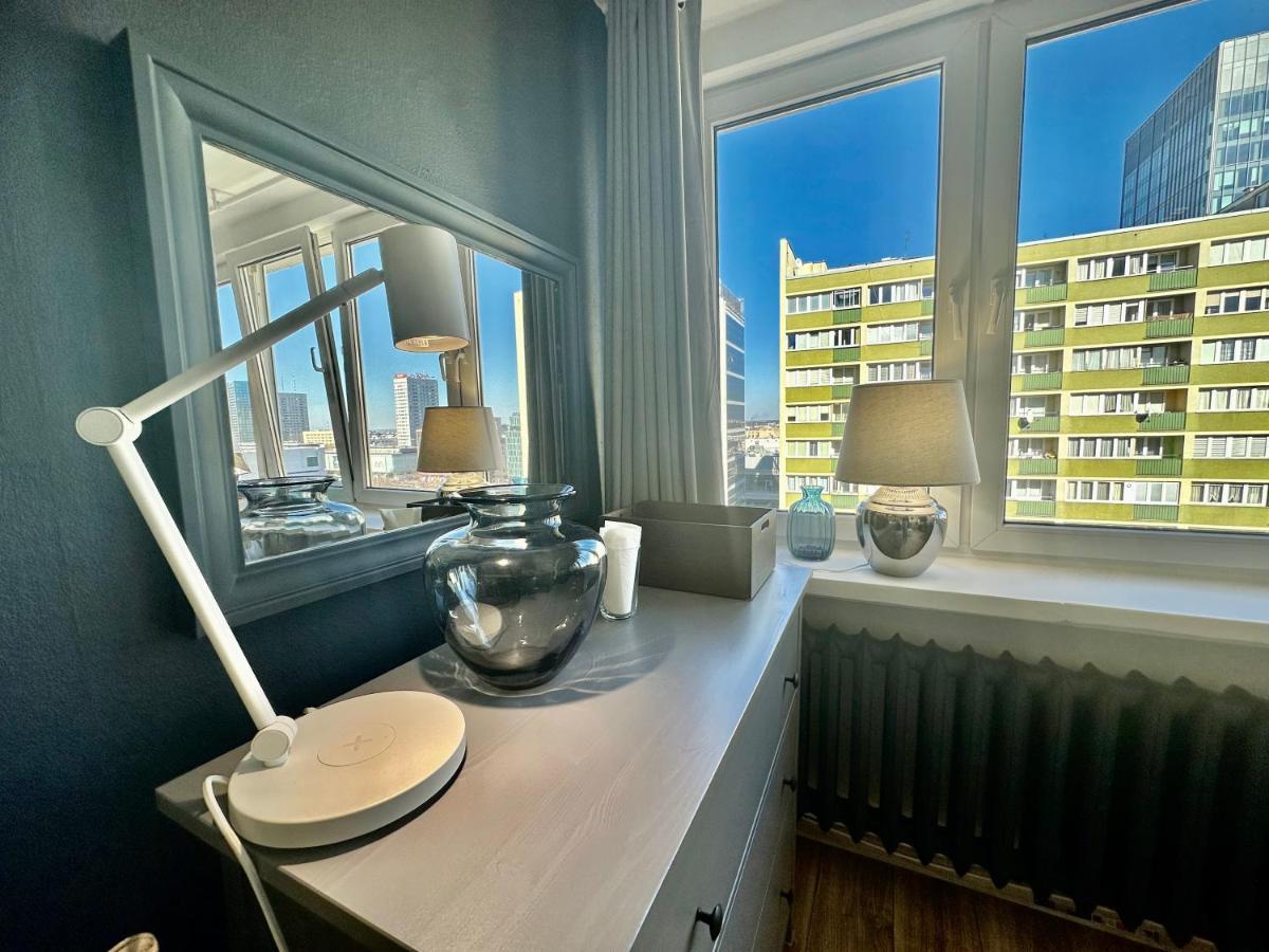 White 2 Metro Wifi 600 Mbs 75'tv Netflix, Disney+ Hbo Apartament *