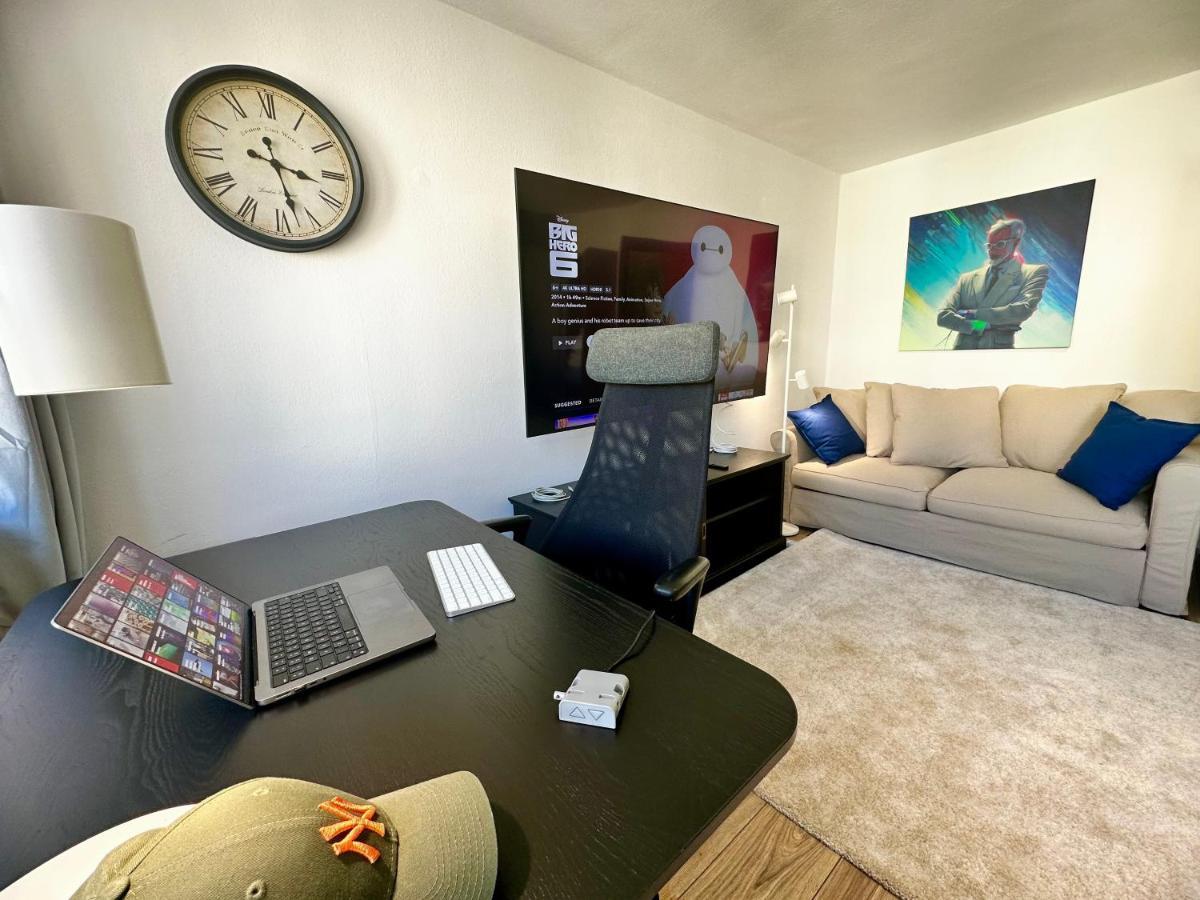 White 2 Metro Wifi 600 Mbs 75'tv Netflix, Disney+ Hbo Apartament *