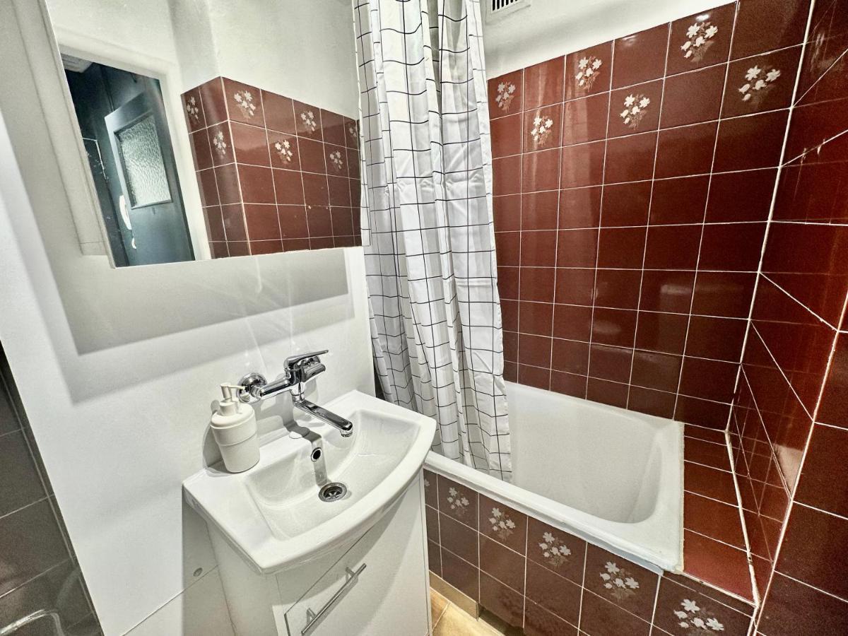 Apartament White 2 Metro Wifi 600 Mbs 75'tv Netflix, Disney+ Hbo Warszawa