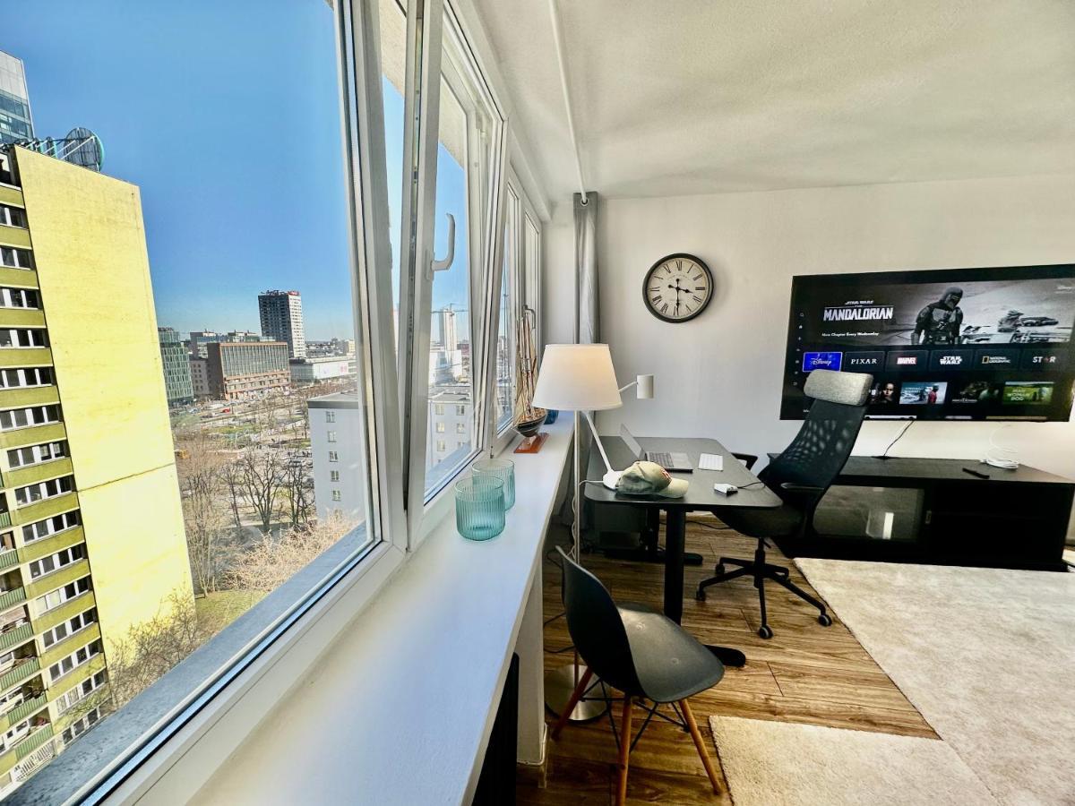 White 2 Metro Wifi 600 Mbs 75'tv Netflix, Disney+ Hbo Apartament *