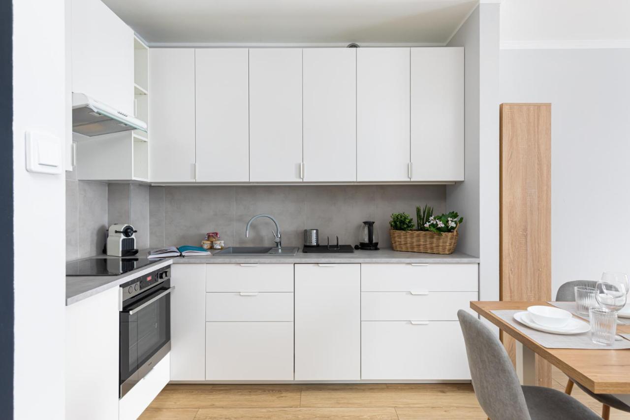 Ecru Spacious Modern With City Skyline View Wwa13 *