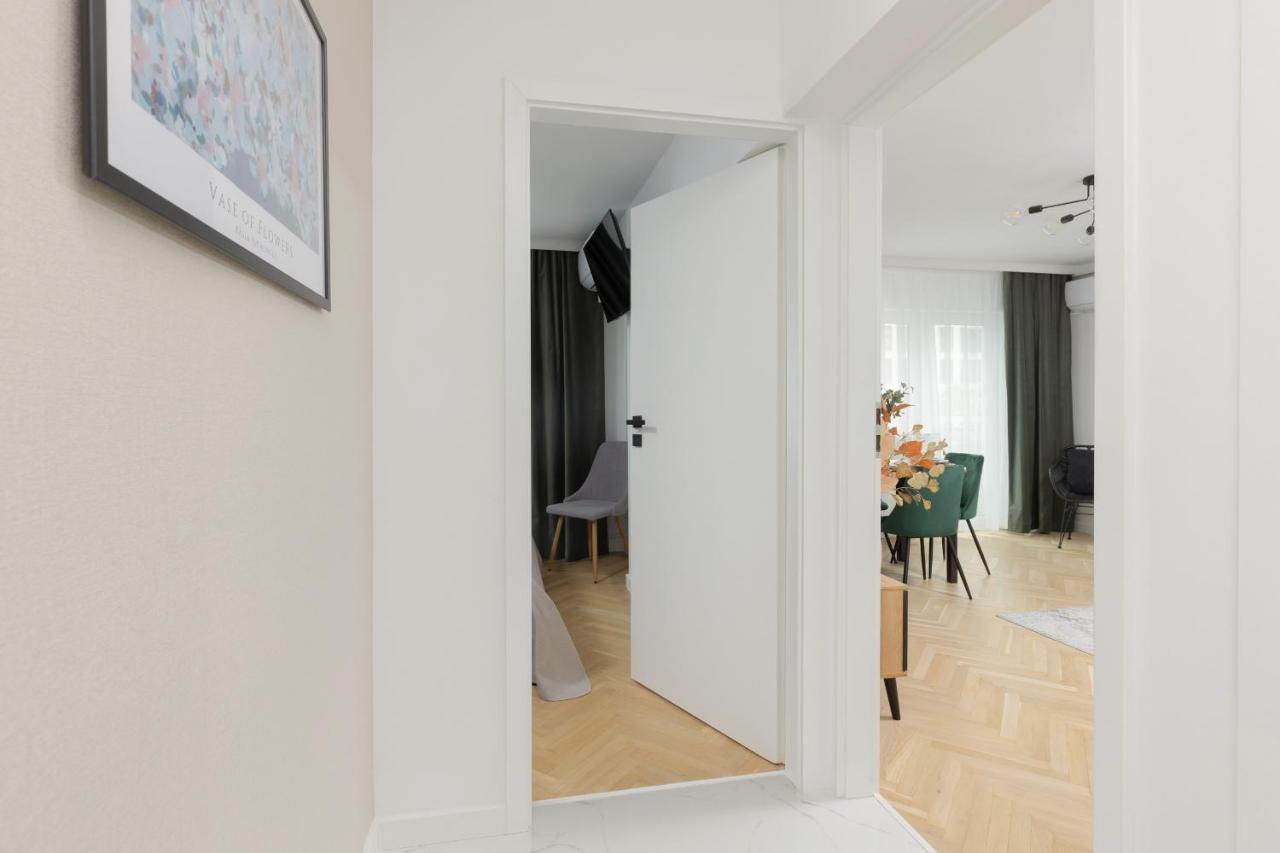 Stylish Heart Of By Renters * Warsaw