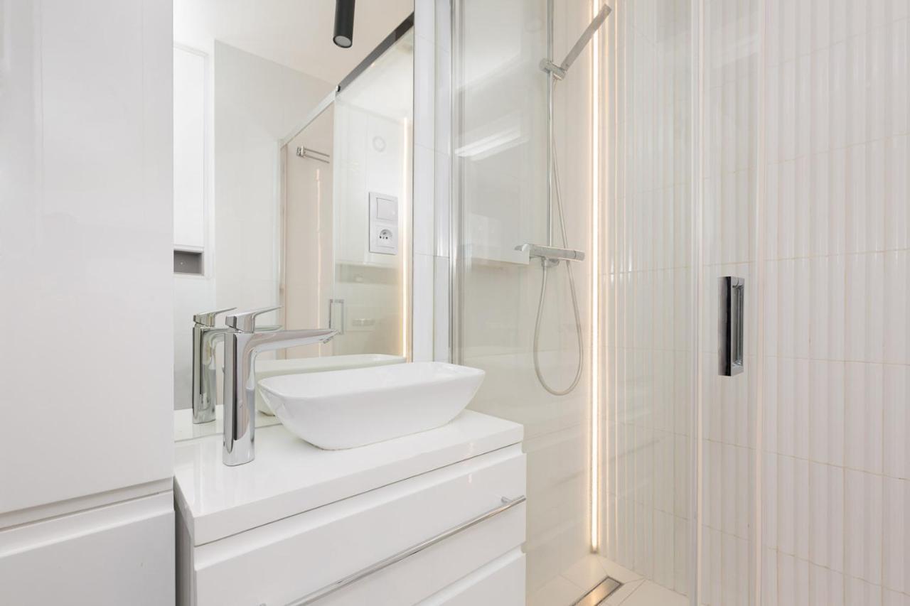 Bielany: Metro-adjacent With Catered Meals & Parking Apartment *