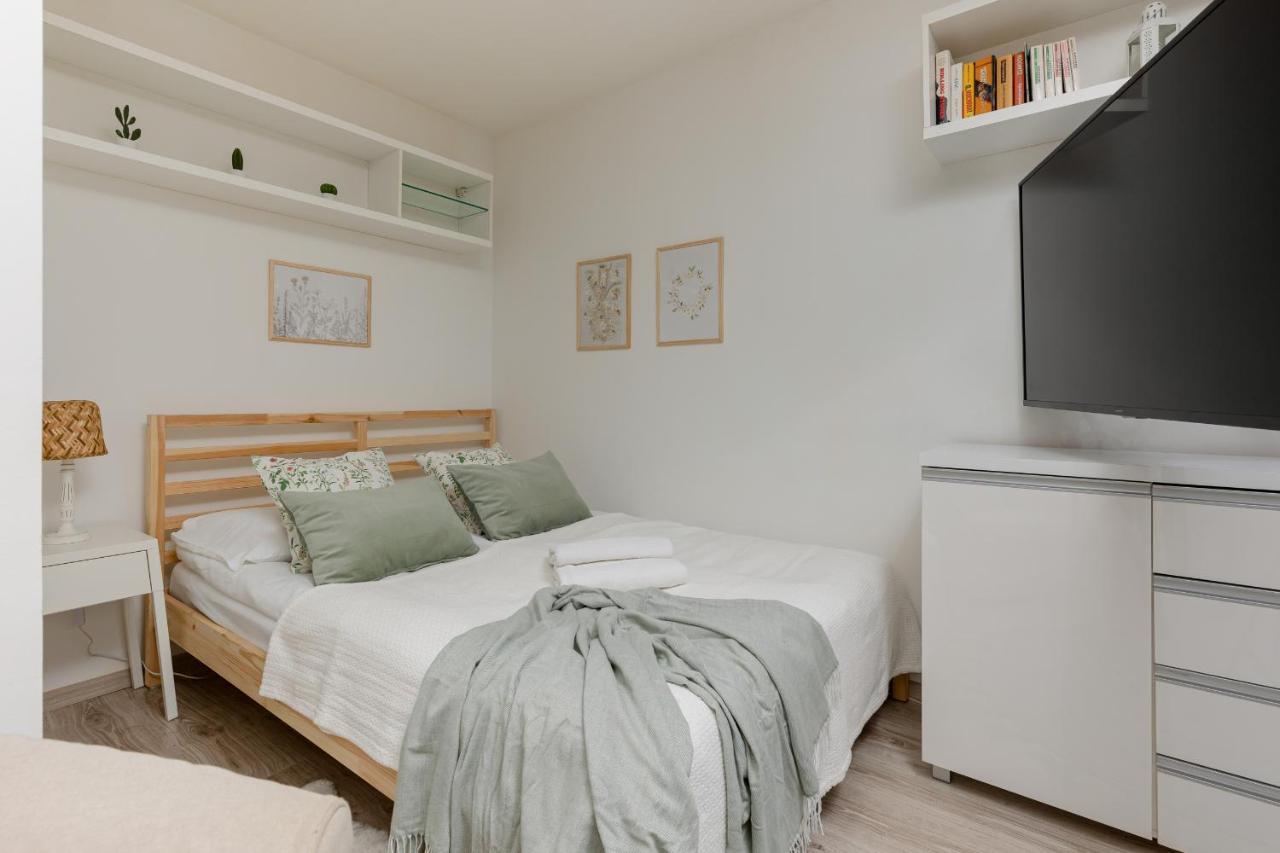 Light With Balcony By Renters Apartment Warsaw