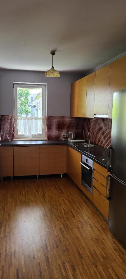 Spacious Two-bedroom Condo,big Balcony,freeparking Apartamento