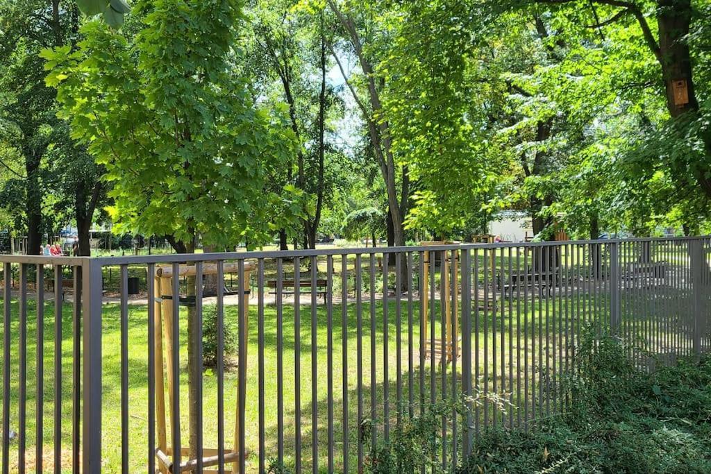 Spacious Two-bedroom Condo,big Balcony,freeparking Apartamento Varsóvia