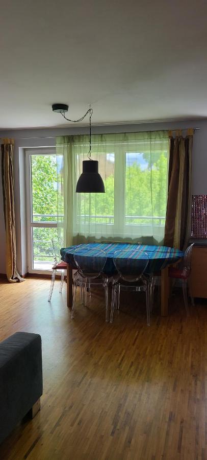 Spacious Two-bedroom Condo,big Balcony,freeparking Apartment *