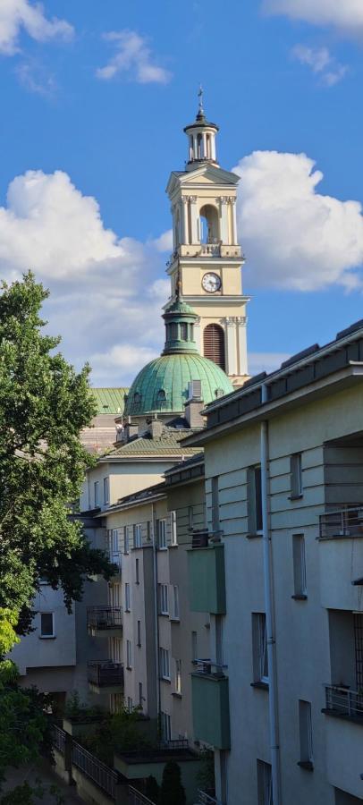 Apartment Spacious Two-bedroom Condo,big Balcony,freeparking Warsaw