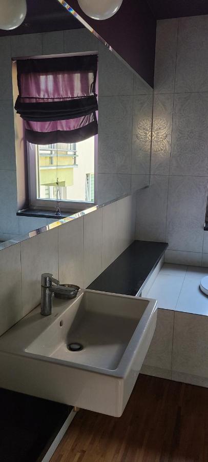 Apartamento Spacious Two-bedroom Condo,big Balcony,freeparking *