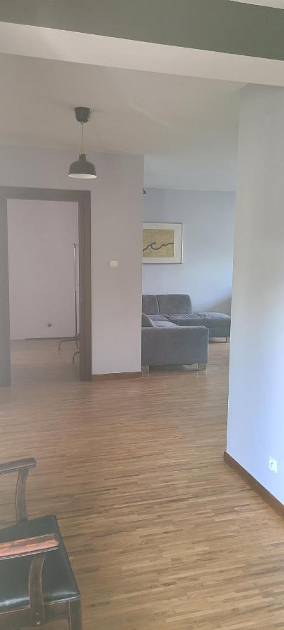 Apartment Spacious Two-bedroom Condo,big Balcony,freeparking