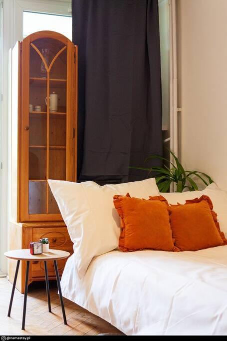 Spacious Retro Flat Close To National Stadium